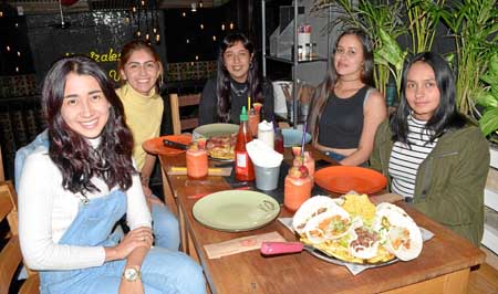 Paula Motta Rivera, Valentina Carvajal Álvarez, Ana María Zapata Molina, Luisa María Vallejo y Camila Claros Renza.