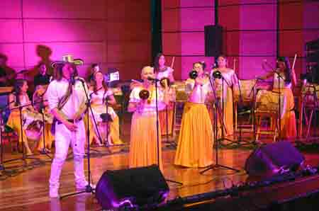 Tambor Hembra durante la presentación de su espectáculo musical.