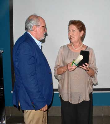 El gobernador de Caldas, Guido Echeverri Piedrahíta, otorgó a Clara Lucía López de Estrada, directora ejecutiva del Centro Colom