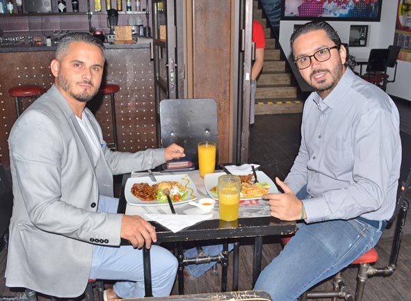 Gustavo Henao Tabares y Ómar Flórez Clavijo, de Suramericana, se reunieron por trabajo en el restaurante Ozul.