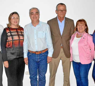 Alejandro Ceballos Márquez, rector de la Universidad de Caldas, acompaña a Ángela María Mejía Uribe, Francisco Javier Henao Urib
