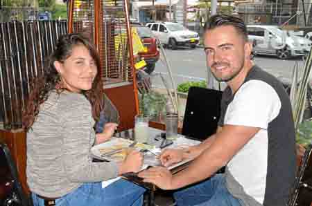 Carolina Pérez Giraldo y Álex Cortés Valencia se reunieron en un almuerzo en el restaurante Ozul.