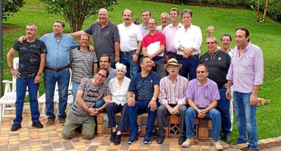 José Lozada, Alfonso Bernal, Marujita de Marín, Reinaldo Palacio, Néstor López y Fabián Morales. De pie: Luis Fernando Marín, Ge