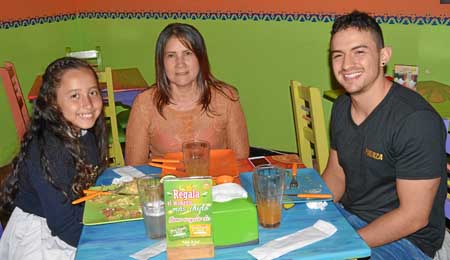 En el restaurante El DF la familia de Isabella Duque García le celebró su cumpleaños. En la foto a Isabella la acompañan Esther 