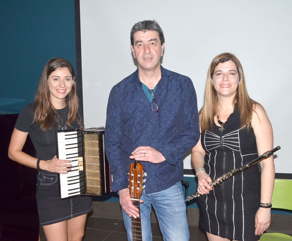 Natalia Gornoe, piano y acordeón; José Rivera, guitarra, y Claudia Santos, vocalista e intérprete de flauta.