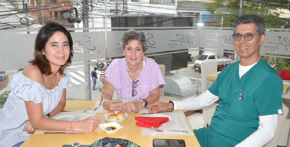 Laura Coronel Escobar, Maritza Escobar Vélez y Rafael Coronel Hernández almorzaron en el restaurante Spago. 