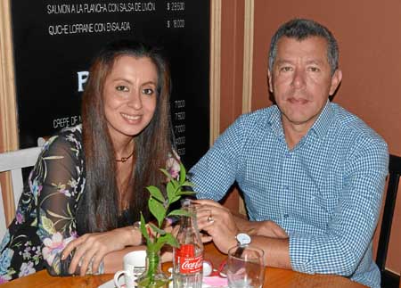 Para celebrar su tercer aniversario de casados, los esposos Paola Hernández Valencia y Tony Benítez Delgado almorzaron en el res