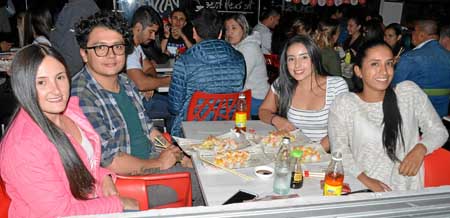 En el restaurante Sushi Fusión compartieron Beatriz Ospina Betancur, Jhon Henao Ramírez, Ángela Pérez Llanos y Estefani Cortés L