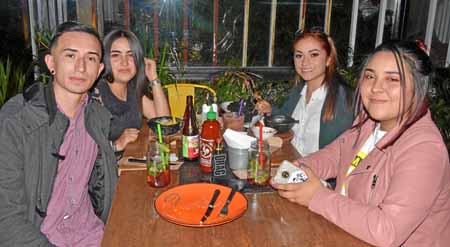 A Leidy Tatiana Alzate Castillo sus amigos le celebraron un año más de vida en La Patatería. En la imagen Manuel Gómez Buitrago,