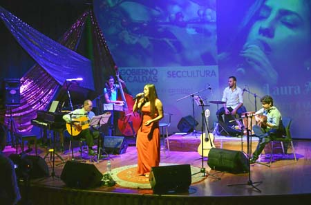 Laura Arias Valero interpretó el bambuco de su autoría, Si tú no vuelves, acompañada por los músicos María José Restrepo, contra