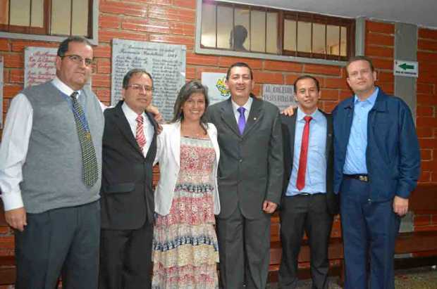 Los organizadores del encuentro Alfonso Bernal, Fabián Morales y Constanza Naranjo aparecen en compañía de los hermanos maristas