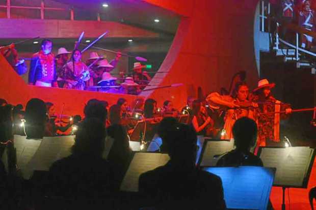 Las agrupaciones de la OSC y del Taller de Ópera durante la interpretación del Musical 1819 - Campaña Libertadora.