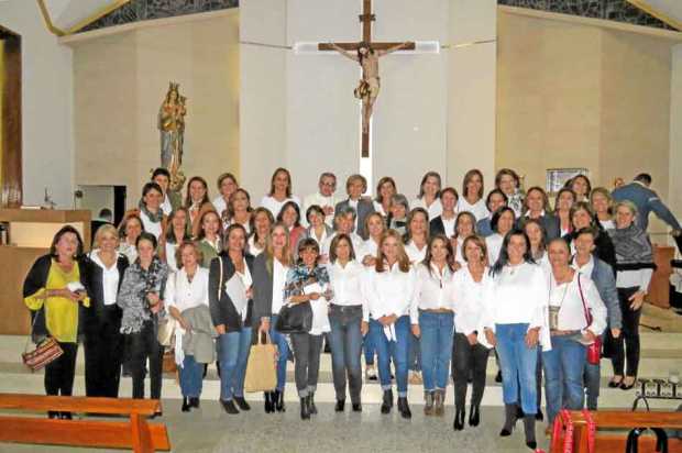 Grupo de asistentes al encuentro de exalumnas.