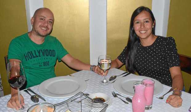 Los esposos Lucas Grisales Saldarriaga y Paola Alzate Montoya compartieron en Vino y Pimienta.