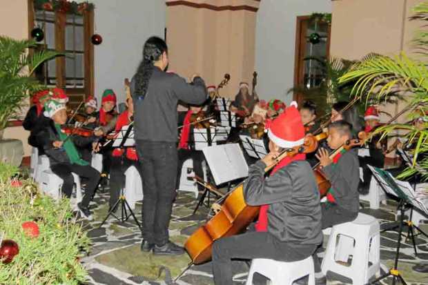 La Noche Navideña, que se celebra a beneficio de la educación de los niños del Colegio San Juan Bautista de la Salle de San Caye