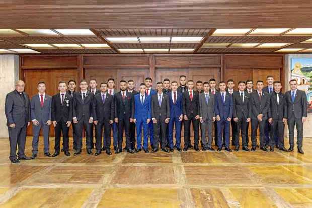 Los bachilleres aparecen en compañía del presbítero Fernán Llano Ruiz, rector del Colegio, y de sus asesores de grupo Carlos Dan