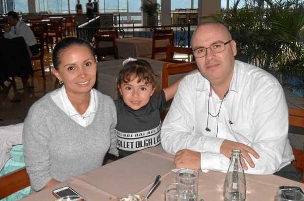 En el Club Manizales compartieron Adriana Alméciga Díaz, Alejandra Gómez Alméciga y Ricardo Gómez de la Roche.