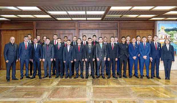 Los bachilleres de 11-2 aparecen en compañía del presbítero Fernán Llano Ruiz, rector del Colegio, y de sus asesores de grupo Ca