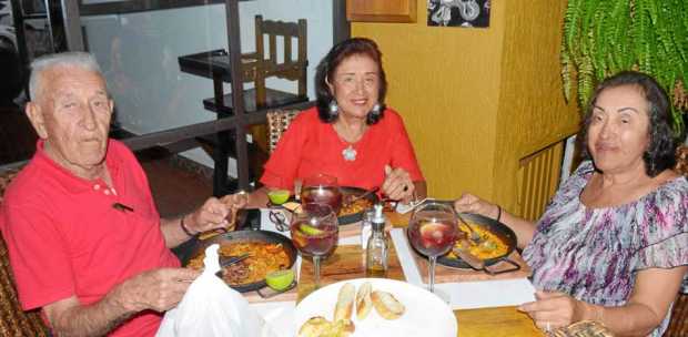 José Chacón Moreno y Luz Dary Chacón Morales celebraron el cumpleaños de Lucía Chacón Morales (centro) en Eñe.