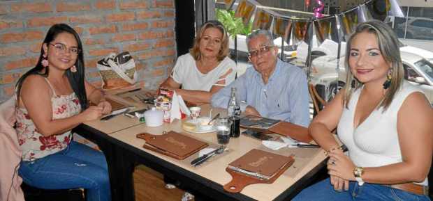 Tatiana Loaiza Martínez, Amparo Martínez de Loaiza, Humberto Loaiza Escalante y Lesly Johana Loaiza Martínez.