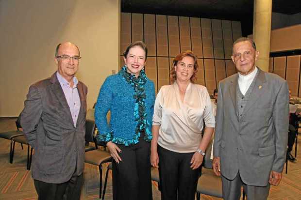 Alberto Cardona Aguirre, Viviana Molina Osorio, Adriana Adolphs Garzón y presbítero Leopoldo Peláez Arbeláez. 