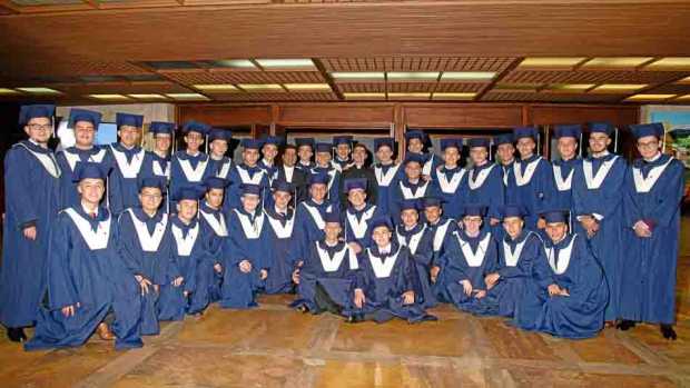 Alumnos del grupo 11-A, acompañados de Carlos Arley Álvarez Blandón, rector del LANS y del presbítero Luis Alfredo Serna Gómez, 