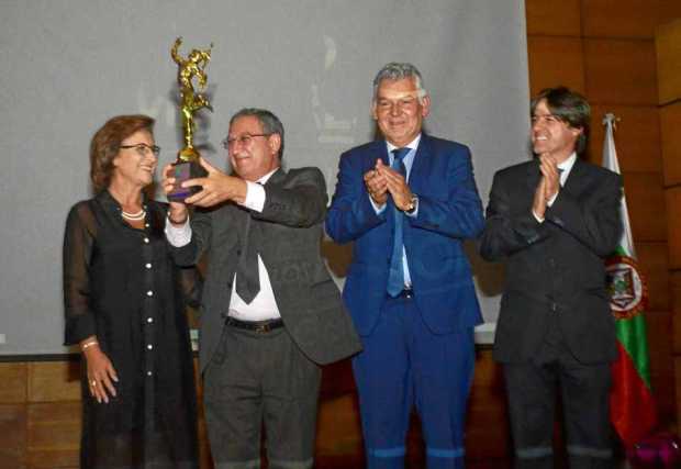 Fotos | José Fernando Tangarife | LA PATRIA El Mercurio de Oro, máximo galardón que entrega Fenalco, lo recibió Eduardo Jaramill