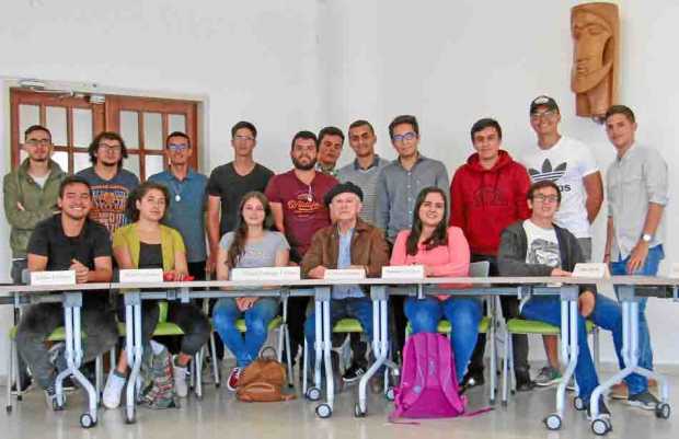 El profesor Carlos Enrique Ruiz acompaña a los estudiantes: Marlon Aguirre, Manuel Sebastián Álvarez, Diana Valentina Alzate, Se