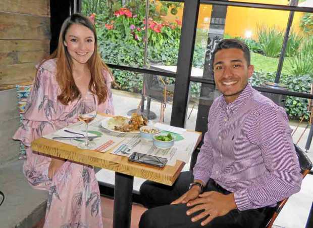 En El Jardín de las Delicias Alejandra Vásquez Ávila fue homenajeada en un almuerzo por Juan Manuel González Hincapié.