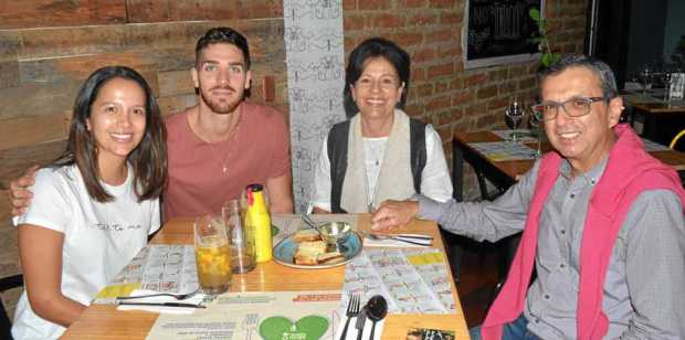 Guadalupe Vásquez Orozco, Anthony Neroni, Martha Cecilia Orozco Ospina y Jaime Alberto Vásquez Maya.