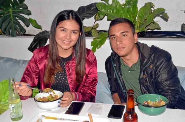 María Camila Ardila Collazos y Julián Felipe Rodríguez Jiménez compartieron en una comida en el restaurante Ono Poke Bowls.