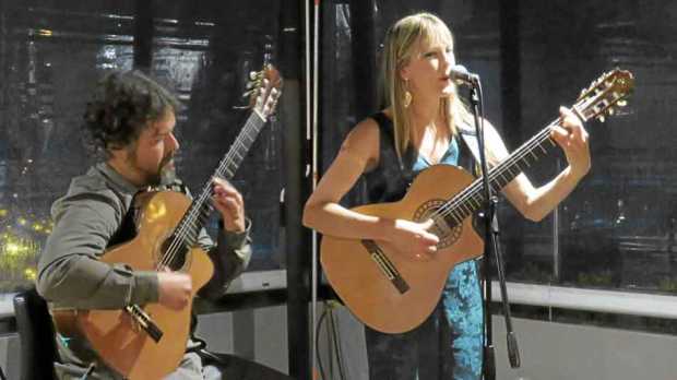 La artista colombo-irlandesa Katie James durante su presentación.