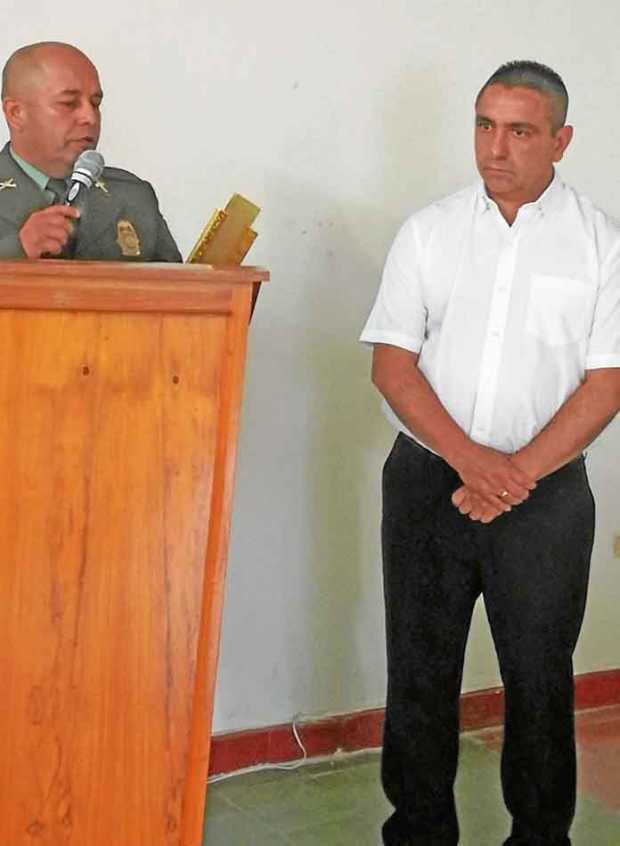 Durante la ceremonia el intendente John James Peña, comandante de la Policía Pácora, también entregó un reconocimiento al alcald