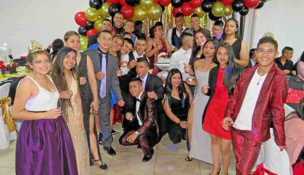 Asistentes a la fiesta que organizaron los alumnos de décimo grado de la Institución Educativa Andrés Bello, para sus compañeros