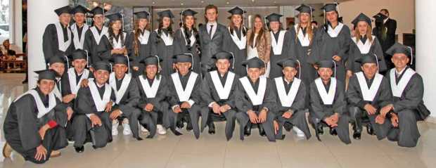 Jóvenes que recibieron su título de Bachilleres.