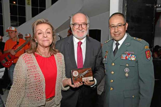 Ana María Jaramillo de Echeverri, Guido Echeverri Piedrahíta y el coronel Gerardo Avilán Villalba, comandante del Batallón de In