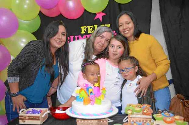 Mónica Noriega Valencia, Aura Valencia de Noriega, Marta Patricia Noriega Valencia, Mariana Noriega y Luciana Aristizábal Norieg