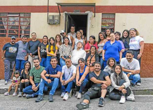 La familia de Bertha Muñoz de Sánchez acompañándola en su cumpleaños. 