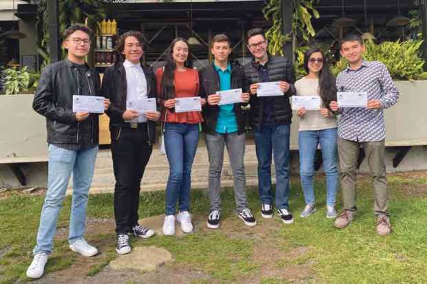 CALENDA FOTO 1 El pasado 10 de diciembre en el restaurante Cortesana, Calenda entregó incentivos económicos a sus estudiantes qu