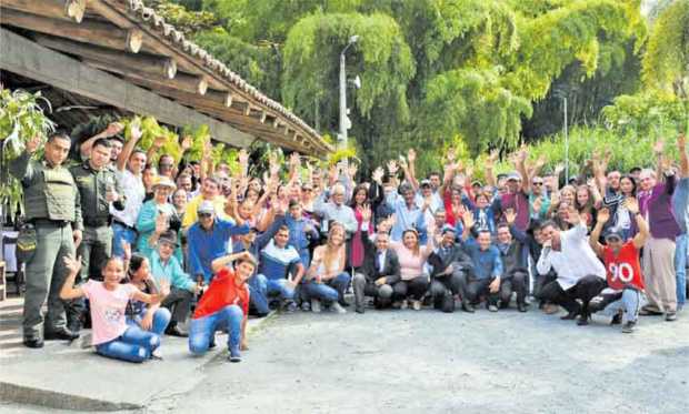 Evento de celebración de Acción de Gracias, ofrecido por la Hacienda Ecológica Loma Fresca
