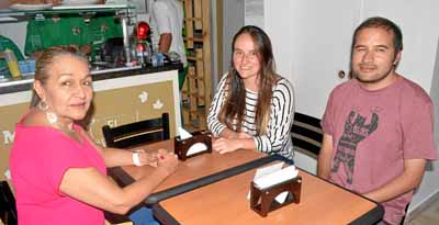 Ana Lucía Cruz Valencia, Natalia Acevedo Cruz y Jairo Acevedo Cruz compartieron en el restaurante El Petizo Núñez.