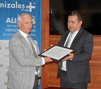 Pablo Jaramillo Villegas, gerente de la Fundación Lúker, entregó el premio que recibió en Boston (Estados Unidos) a John Robert 