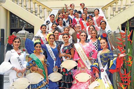 El gobernador de Caldas, Guido Echeverri Piedr, aparece rodeado de las reinas que representan a los países participantes en el 4