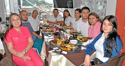 En el restaurante Casa Grande se reunieron en un almuerzo los funcionarios de la Clínica Versalles: Mariana Idárraga Morales, An