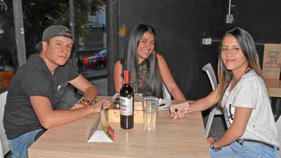 En el restaurante Urban compartieron Juan José Giraldo Chica, María Camila Guastar Rincón y Roxana Salazar Betancur.