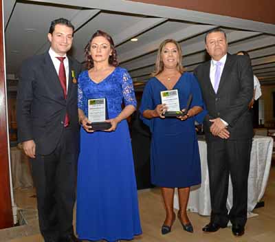 María Norelly Restrepo Álvarez y Mery Arboleda Ocampo, cumplieron 38 años de servicio en la Contraloría, las acompañan Carlos Fe