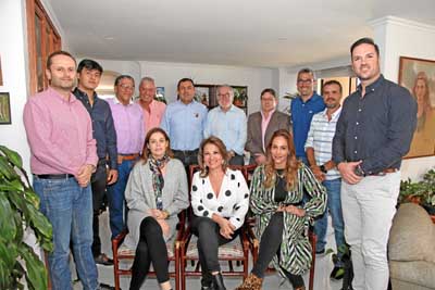 Ana Díez, Gloria Beatriz Giraldo y Paola Vélez. De pie: Juan Carlos Franco, Juan Carlos Granados, Gilberto Nieto, Carlos Arboled