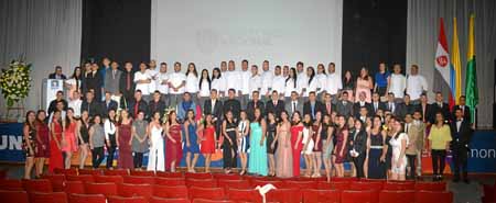 Estudiantes que recibieron su diploma como técnicos en Preparación física y Entrenamiento deportivo, Cocina gastronómica, Secret