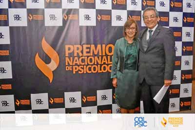 Fanny Bernal Osorio aparece en compañía de Bernardo Useche, presidente del Colegio Colombiano de Psicólogos, durante la ceremoni