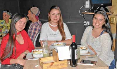 María José Rodríguez Castro, Tatiana Ramírez Tabares y Sofía Martínez Sarmiento compartieron en el restaurante Urban.